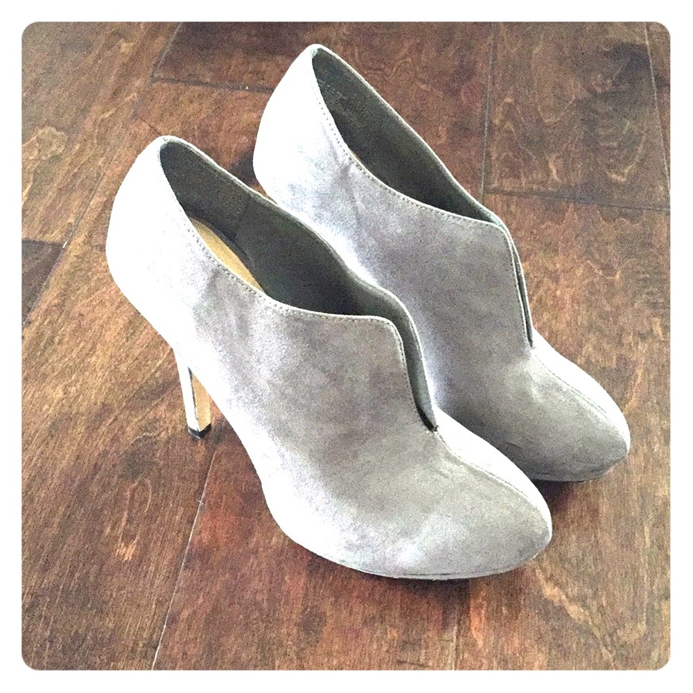 APT. 9 Gray Pumps